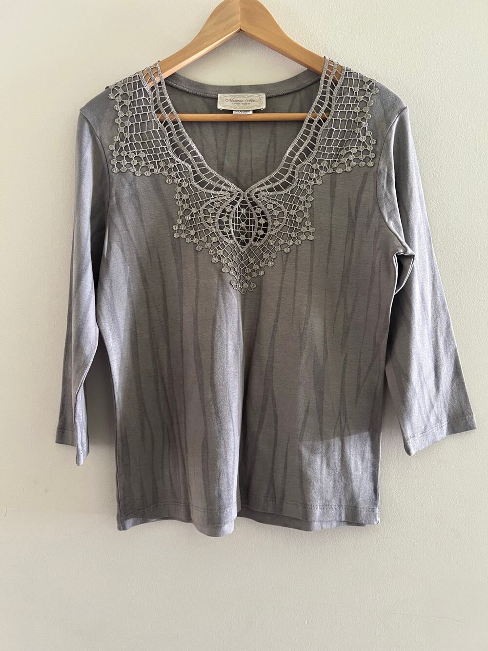 Nature Art by Lynn Yang Long Sleeve Top w Lace V Neck Gray Size Medium JL